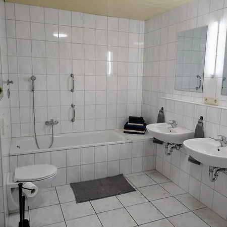 Helle Und Geraeumige Ferien- Und Monteurwohnung Nur Fuer Sie Allein Aujvari Vermietungen アパート