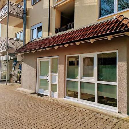 Helle Und Geraeumige Ferien- Und Monteurwohnung Nur Fuer Sie Allein Aujvari Vermietungen アパート Spiegelberg