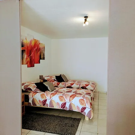 Helle Und Geraeumige Ferien- Und Monteurwohnung Nur Fuer Sie Allein Aujvari Vermietungen アパート