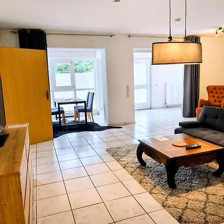 Helle Und Geraeumige Ferien- Und Monteurwohnung Nur Fuer Sie Allein Aujvari Vermietungen アパート